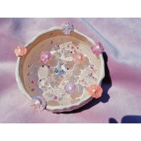 The Daisy Dream - Handgemachte Teelichthalter, Kerzenhalter. Gelee Wachs Schale. Schmuckschale. Quarz Kristall. Amethyst. Wohndekor. Keramik The Daisy Dream - Handgemachte Teelichthalter, Kerzenhalter. Gelee Wachs Schale. Schmuckschale. Quarz Kristall. Amethyst. Wohndekor. Keramik von HiTheretheShop