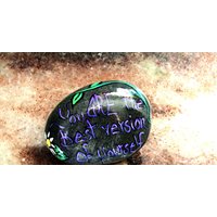 Bemalter Beach Rock, Inspirierende Zitate Freundschaft Geschenk, Du Bist Die Beste Version Von Dir Selbst, Zeichen Der Liebe Gänseblümchen Blume von HickoryDickoryDots