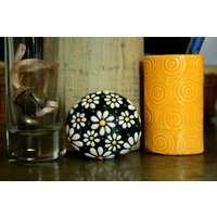 Gänseblümchen-Punktmalerei-stein, Gänseblümchen-Entwurfs-Blumendekor-Handgemaltes Geschenk, Weißer Schwarzer Frühlingssommer-Terrassenakzent von HickoryDickoryDots