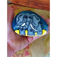 Großer Stein Elefant Dekor, Grau Und Gelb Gemälde Kinderzimmer Bemalter Strand Rock Türstopper, Zoo Tier Ornament Wärter Geschenk von HickoryDickoryDots