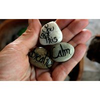 Inspirierende Handbemalte Strandfelsen, Spirituelles Geschenk Für Sie, Yoga-Heilsteine, Mantras Und Affirmationen Auf Kieselsteinen von HickoryDickoryDots