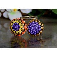 Kleine Bemalte Felsen Geschenk Set Von Zwei, Mandalas Lila Dekor, Heilsteine Punkt Kunstwerk Kaffeetisch Bücherregal Kunst Punkte von HickoryDickoryDots