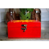 Kleine Rote Holzbox 6 "x 2.7 10", Cosmic Sun Boho Hippie Aufbewahrungsbox, Gelbe Sonne Print Schmuckschatulle, Klappdeckel Box Rot Gelb Bemalte von HickoryDickoryDots