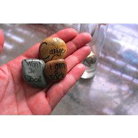 Kleine Steine Geschenke Für Freunde Bunte Heilsteine, Bemalte Strandkiesel Krebs Überlebende Handgemalte Genesungsgeschenk, Positive Mantras von HickoryDickoryDots