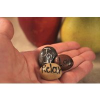 Kleine Steine Inspirierendes Geschenk Für Freund, Pocket Pebbles Hippie Boho Art Painted Healing Rocks, Geschenke Meditierende von HickoryDickoryDots