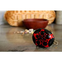 Lady Bug Charm Glücksgeschenk Painted Rock, Rot Schwarz Dot Kunstwerk Stein, Entomologie Geschenk Insekt Art von HickoryDickoryDots