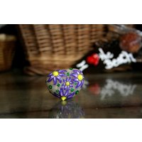 Lila Bemalter Stein, Blumen-Design-Kinderzimmer-Dekor, Dekoration Für Den Sommer, Ring Der Blumen-Veilchen, Punkt-Kunstwerk-Stein-Blumen-Dekor Das Lila Bemalter Stein, Blumen-Design-Kinderzimmer-Dekor, Dekoration Für Den Sommer, Ring Der Blumen-Veilchen, Punkt-Kunstwerk-Stein-Blumen-Dekor Das von HickoryDickoryDots