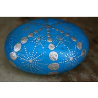 Mandala Rock Kamin Mantel Regal Akzent in Blau Silber, Ornament Dekor Silber Blau, Runde Strand Urlaub Geschenk Ideen Ihn von HickoryDickoryDots