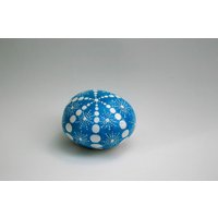 Mandala Rock in Blau & Weiß Weihnachtsverzierung Rund Strand Rock, Urlaub Geschenk Ideen Für Ihn Gemaltes Mandala, Einzigartige Winter Dekor von HickoryDickoryDots