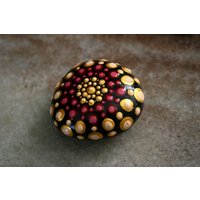 Mandala Rock in Gold Maroon Weihnachtsverzierung, Mandala-Kunst-Urlaubs-Dekor Gemalter Strand-Felsen, Dekorativer Wohnzimmer-Akzent, Punkt-Kunstwerk von HickoryDickoryDots