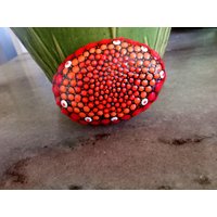Punktgemalte Stein-Rote Tomate, Handgemaltes Steinobst-Küchenmuster, Eine Glühend Rote Tomate-Orange Und Ein Roter Hauptakzent, Sommerfrucht-Design von HickoryDickoryDots