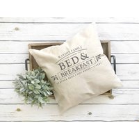 Personalisierte Bed & Breakfast Kissenbezug 17 X Bauernhaus Dekor Gemütliche Cottage Shabby Chic Rustikale Housewarminggeschenk Personalisierte Bed & Breakfast Kissenbezug 17 X Bauernhaus Dekor Gemütliche Cottage Shabby Chic Rustikale Housewarminggeschenk von HickoryPointFarm