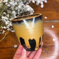 Keramik Handgemachte Becher - Gelber Ocker Und Lakritz Schwarz Abgerundet Keramik Handgemachte Becher - Gelber Ocker Und Lakritz Schwarz Abgerundet von HiddenCeramicist