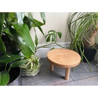 Blumenhocker Kirschbaum. Handgemachte Blumenbank Massiv Kirschholz. Dreibein Hocker von HiddenRabbitDesigns