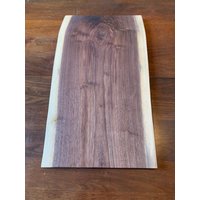 Live Edge Charcuterie-Brett Aus Walnussholz. Servierbrett. Käseplatte von HiddenRabbitDesigns