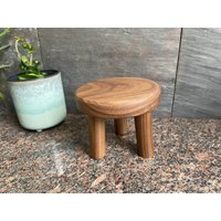 Nussbaum Blumenhocker. Kleiner Handgemachter Dreibein-Hocker Aus Schwarznussholz von HiddenRabbitDesigns