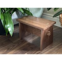 Tritthocker Aus Schwarzem Nussbaum. Fußhocker. Kinderhocker von HiddenRabbitDesigns