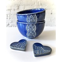 Midnight Blue Porzellan-Spitzenschale Mit Herz-Spitzen-Besteck-Rest-Set, Keramik-Spitzenschale, Spitzenkeramikschale Gratisgeschenk von Hideminy