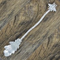 Handgefertigter Zinn-Konfitürenlöffel Mit Eichenblatt-Schale Und Biene, 15 cm von HighCountryPewter