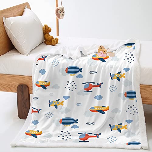 Highdi Wohndecke Kuscheldecke Flauschige Zweiseitige Kinder Decke mit 3D Cartoon Auto Bedruckt, Weiche Warm Fleecedecke als Sofaüberwurf Tagesdecke oder Wohnzimmerdecke (140x180cm,Flugzeug) von Highdi