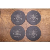 Bee Slate Untersetzer Set, Nice, Kind, Content, Sweet. 4 Stk von HighlandCraftsDesign