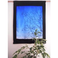 Ein Handbemalter Seidenwandbehang Mit Einer Schwarzen Winterbaumsilhouette Auf Einem Schattierten Blauen Hintergrund Ooak Home Decor Original Design von Hilaryjanedesign