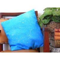 Handbemalter Kissenbezug Aus Reiner Seide in Blautönen Mit Bespritztem Design. Ooak Original Entworfenes Haushaltswaren Geschenk Für Zu Hause Handbemalter Kissenbezug Aus Reiner Seide in Blautönen Mit Bespritztem Design. Ooak Original Entworfenes Haushaltswaren Geschenk Für Zu Hause von Hilaryjanedesign