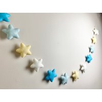 Wunderschöne Filz Sternen Girlande, Boho Kinderzimmer Wandbehang, Jungen Wanddeko, Inspiration, Sterne Dekoration von HillyStitch