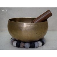 Vintage Handgehämmerte Cobrebati Klangschale 18, 2 "G4 | Inklusive Holzschlägel Und Kissen Vintage Handgehämmerte Cobrebati Klangschale 18, 2 "G4 | Inklusive Holzschlägel Und Kissen von HimalayanHealers