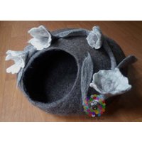 Großes Katzenhöhlenbett Aus Wollfilz Naturfarbe, Handgemacht | 40 cm Großes Katzenhöhlenbett Aus Wollfilz Naturfarbe, Handgemacht | 40 cm von HimaliHandicraft