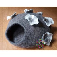 Katzenhöhle Aus Filz | 40 cm Oder 16 Zoll Durchmesser Katzenbett/Haustierbett Welpenbett Katzenhaus. 100 % Wolle Naturfarbe von HimaliHandicraft