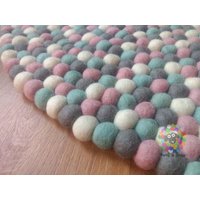 Tapis De Boule En Feutre/Laine À Pompon Rose, Gris Bleu Et Blanc | Livraison Gratuite von HimaliHandicraft