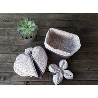 3Er Set Brotkorb/ Ofenhandschuhe/ Eierwärmer Landhaus Weiß/Grau Mit Blumenranke von HinterhofAmbiente