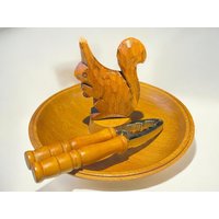 1960Er Jahre Mid Century Holz-Nussschale, Handgeschnitzt Mit Eichhörnchen Und Vintage-Nussknacker 1960Er Jahre Mid Century Holz-Nussschale, Handgeschnitzt Mit Eichhörnchen Und Vintage-Nussknacker von HipstoricalHome