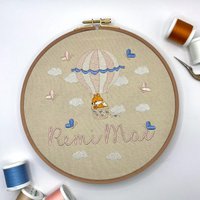 Personalisierter Stickrahmen Für Babys, 22 cm, Fuchs Im Heißluftballon, Eiche, Geschenk Geburt/Taufe/Geburtstag/Ostern, Handmade Personalisierter Stickrahmen Für Babys, 22 cm, Fuchs Im Heißluftballon, Eiche, Geschenk Geburt/Taufe/Geburtstag/Ostern, Handmade von Hirschgarten
