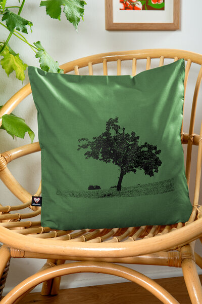 Hirschkind Bio-Kissenbezug 'Apfelbaum' grün mit schwarzem Druck 40*40 cm von Hirschkind