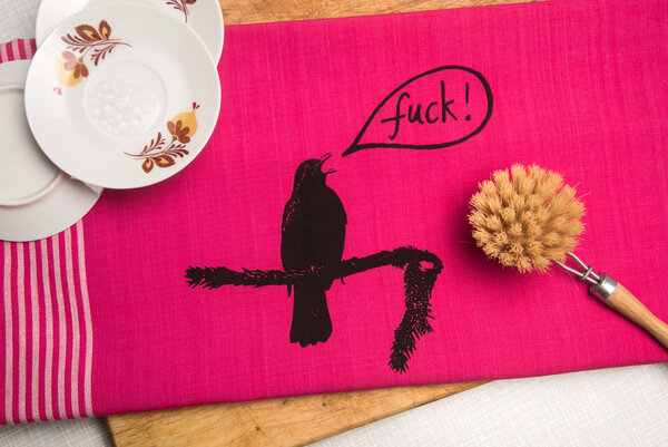 Hirschkind Bio & Fair-Trade-Geschirrtuch "Die Amsel sagt fuck" himbeer von Hirschkind