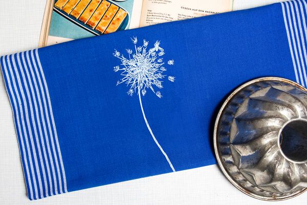 Hirschkind Bio & Fair-Trade-Geschirrtuch "Wilde Möhre" blau von Hirschkind