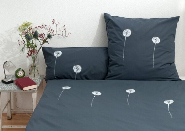 Hirschkind Handbedruckte Bio-Bettwäsche 'Pusteblumen' in dunkelgrau Hirschkind Handbedruckte Bio-Bettwäsche 'Pusteblumen' in dunkelgrau von Hirschkind