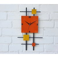 Gebrannte Orange Gelbe Wanduhr Große Geometrisch Industrielle Zweifarbige Uhr 3D Holzwanduhr Bauernhausuhr von HistoricalClock