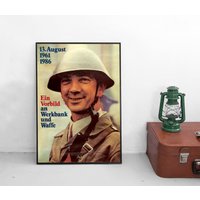 Poster Ddr -Ein Vorbild An Der Werkbank Und Waffe - Volkspolizei Vopo Ostdeutschland Deutschland Plakat Kunstdruck Propaganda Vintage Poster Ddr -Ein Vorbild An Der Werkbank Und Waffe - Volkspolizei Vopo Ostdeutschland Deutschland Plakat Kunstdruck Propaganda Vintage von Historyonyourwall