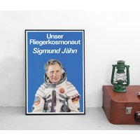 Poster Ddr Fliegerkosmonaut Sigmund Jähn Ostdeutschand Deutschland Plakat Kunstdruck Kosmonaut von Historyonyourwall