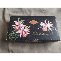 Alte Chocate Box, Pappschachtel Orchideen, Rosa Auf Schwarz, Boudoir, Brocante Dekor von Historyprops