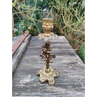 Messingfarbener Kerzenständer Aus Metall Gegossen, Ein Barocker Verträumter Blumen von Historyprops