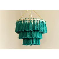 Quasten Kronleuchter| Handarbeit| Boho| Beleuchtung| Kinderzimmer| Schlafzimmer von HitchhikersMarket