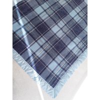 Blau/Grau Karierte Plüsch Fleece Babydecke von HitchinPostQuiltShop