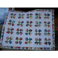 Süße Erbsensonate Queen Size Quilt von HitchinPostQuiltShop
