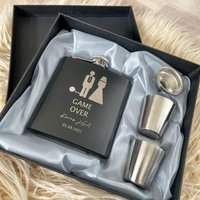 Flachmann Jga - Geschenkset Oder Holzkiste, Personalisiert Mit Motiv Namen Inkl. Trichter Und 2 Bechern von HndmdbyLiz