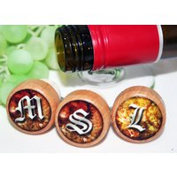 Monogramm-Weinstopper Beschrifteter Weinstopper Hochzeitsweinstopper Brautjungfer Namensgeschenke Danke Gefälligkeiten, Weingeschenk von HobKnobin