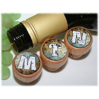 Monogramm-Weinstopper Personalisierter Weinstopper Rustikaler Brautjungfer Mit Ihrem Buchstaben Der Wahl Party Favors von HobKnobin